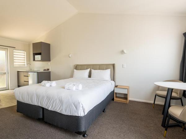 Aurora City Suites Motel : photo 3 de la chambre studio exécutif avec patio et cuisine