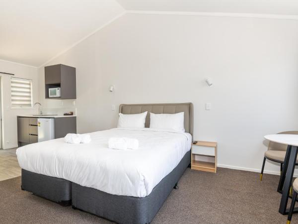 Aurora City Suites Motel : photo 10 de la chambre studio exécutif avec patio et cuisine