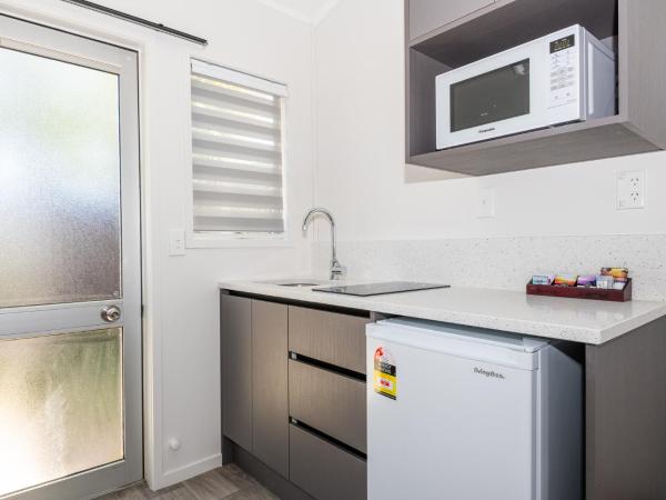 Aurora City Suites Motel : photo 8 de la chambre studio exécutif avec patio et cuisine