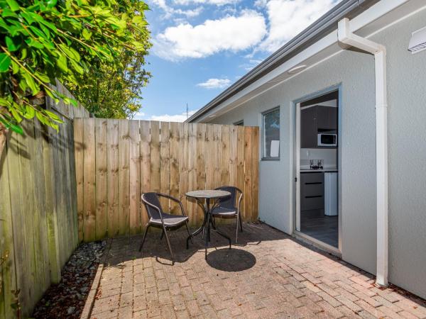 Aurora City Suites Motel : photo 7 de la chambre studio exécutif avec patio et cuisine