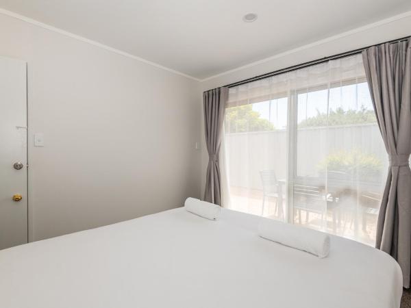 Aurora City Suites Motel : photo 9 de la chambre suite de luxe 2 chambres avec baignoire spa