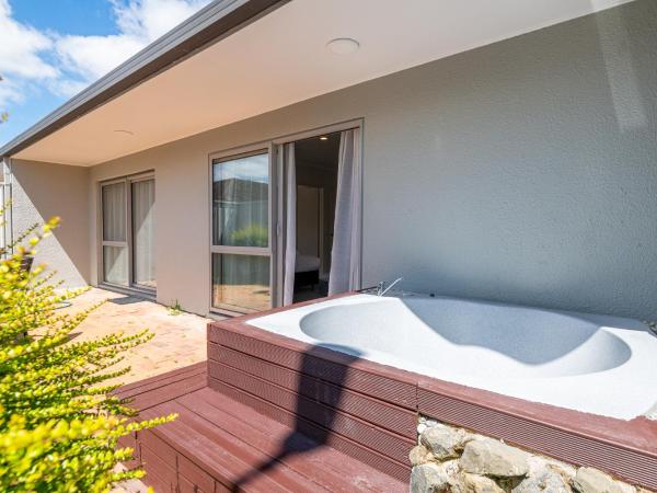 Aurora City Suites Motel : photo 10 de la chambre suite de luxe 2 chambres avec baignoire spa