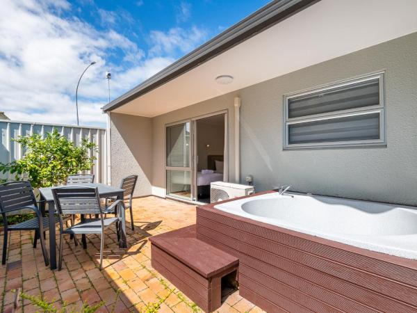 Aurora City Suites Motel : photo 5 de la chambre suite 2 chambres standard avec baignoire spa