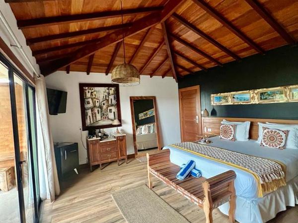 Pousada Villa Canaã : photo 10 de la chambre suite lit king-size avec baignoire spa