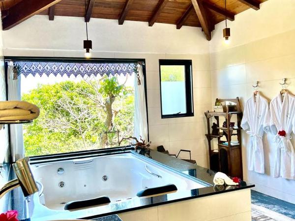 Pousada Villa Canaã : photo 7 de la chambre suite lit king-size avec baignoire spa