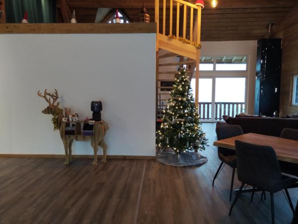 Chambre d'hôtes LES BRIMBELLES : photo 5 de la chambre chambre lit king-size - vue sur montagne