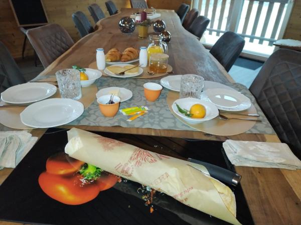 Chambre d'hôtes LES BRIMBELLES : photo 7 de la chambre chambre lit king-size - vue sur montagne