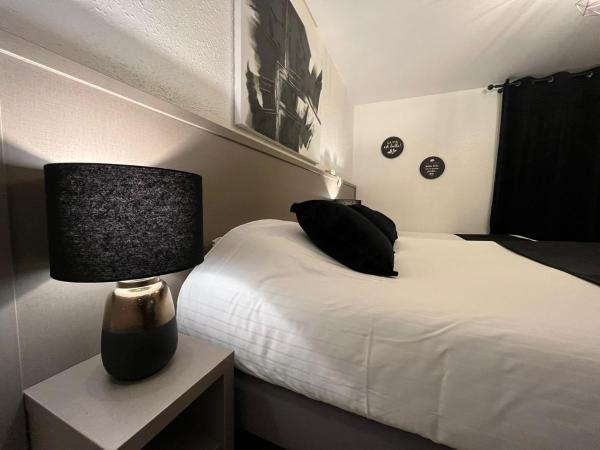 Cit'Hotel Le Cheval Blanc Cognac Centre : photo 3 de la chambre chambre quadruple avec 1 lit double et 2 lits simples