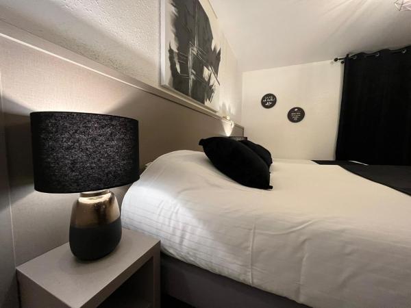Cit'Hotel Le Cheval Blanc Cognac Centre : photo 6 de la chambre chambre quadruple avec 1 lit double et 2 lits simples