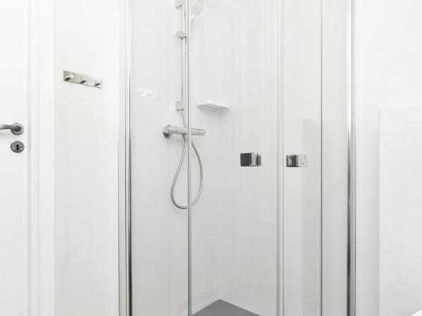 Central Guest House - Bedroom with en suite Bathroom : photo 5 de la chambre chambre simple avec salle de bains privative