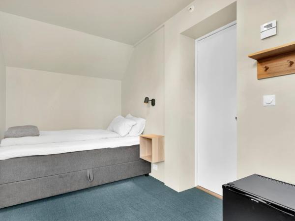 Central Guest House - Bedroom with en suite Bathroom : photo 2 de la chambre chambre simple avec salle de bains privative