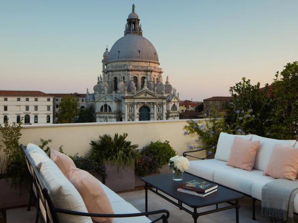 The St. Regis Venice : photo 5 de la chambre chambre lit king-size avec terrasse - vue sur canal