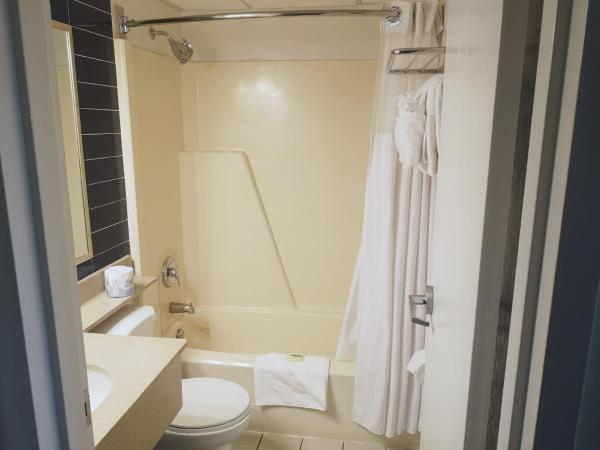 Travelodge by Wyndham Edmonton West : photo 5 de la chambre queen room with two queen beds - main floor/non-smoking