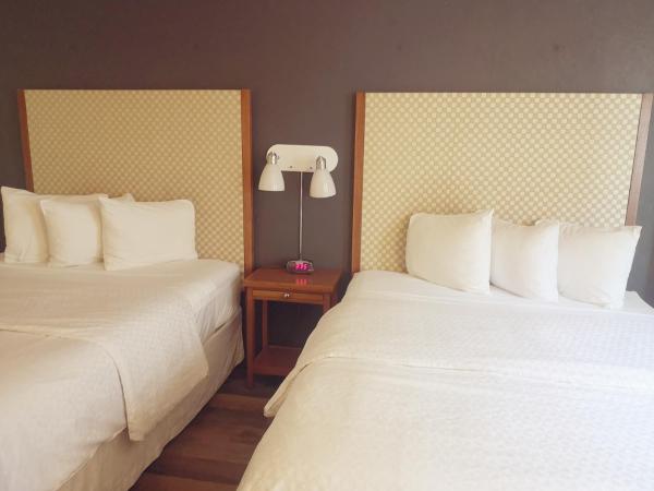 Travelodge by Wyndham Edmonton West : photo 2 de la chambre queen room with two queen beds - main floor/non-smoking