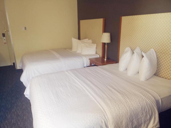 Travelodge by Wyndham Edmonton West : photo 3 de la chambre queen room with two queen beds - main floor/non-smoking