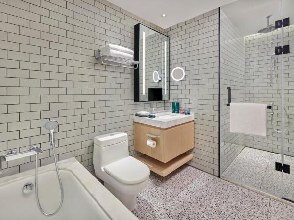Doubletree By Hilton Shenzhen Airport Residences : photo 5 de la chambre one-bedroom premium king with garden view