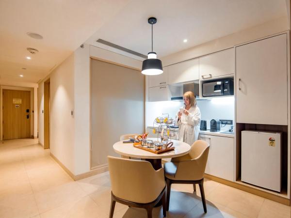 Novotel Ahmedabad : photo 2 de la chambre suite premier avec accès au salon
