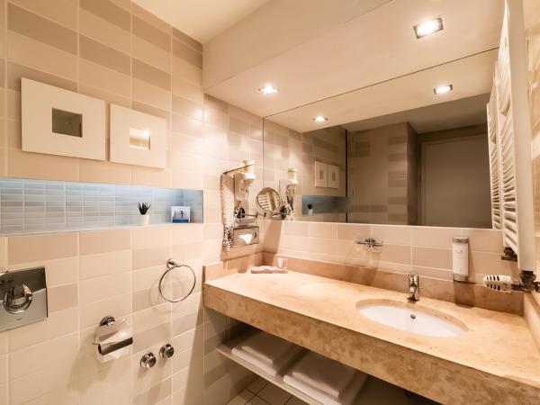 Atrium Fashion Hotel : photo 8 de la chambre chambre double ou lits jumeaux deluxe - vue sur ville