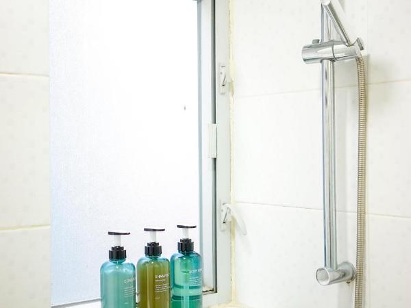 Student Accommodation - 292 Hennessy Road : photo 7 de la chambre chambre double avec salle de bains privative