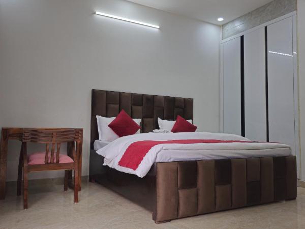 Place to stay in Gurugram : photo 1 de la chambre chambre double deluxe avec balcon