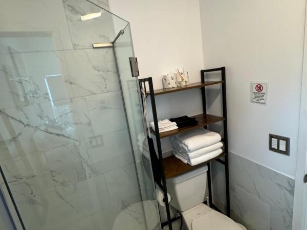 Santoniri private room : photo 10 de la chambre chambre double avec salle de bains privative