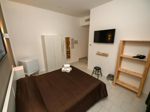 Living Salerno B&b : photo 5 de la chambre chambre double avec salle de bains privative
