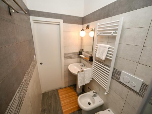 Living Salerno B&b : photo 8 de la chambre chambre double avec salle de bains privative