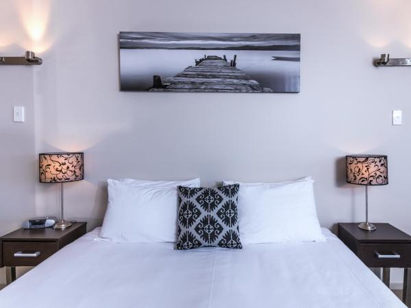 Twin Peaks Lakeside Inn : photo 2 de la chambre studio lit king-size avec vue sur le lac