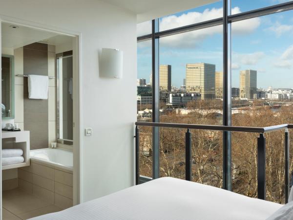Pullman Paris Centre - Bercy : photo 8 de la chambre suite lit king-size en duplex avec vue panoramique