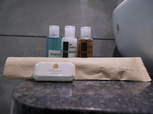 Hotel Triton - Near US Embassy : photo 4 de la chambre chambre double standard