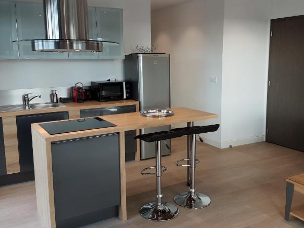 HPC Suites - Parking Gratuit & Piscine Chauffée : photo 7 de la chambre appartement - vue sur mer