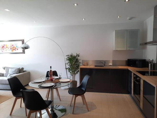 HPC Suites - Parking Gratuit & Piscine Chauffée : photo 9 de la chambre appartement - vue sur mer