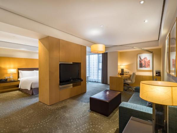 Crowne Plaza Tianjin Binhai, an IHG Hotel : photo 1 de la chambre suite junior lit king-size - accès au salon