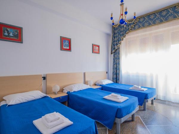 BBC Christian Bed & Breakfast : photo 7 de la chambre chambre triple avec salle de bains commune