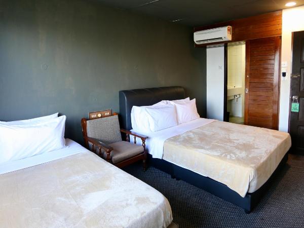 Fata Hotel by Project Borneo : photo 1 de la chambre chambre triple avec balcon