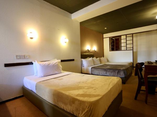 Fata Hotel by Project Borneo : photo 2 de la chambre chambre triple avec balcon