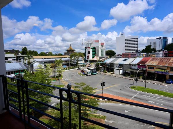 Fata Hotel by Project Borneo : photo 3 de la chambre chambre triple avec balcon