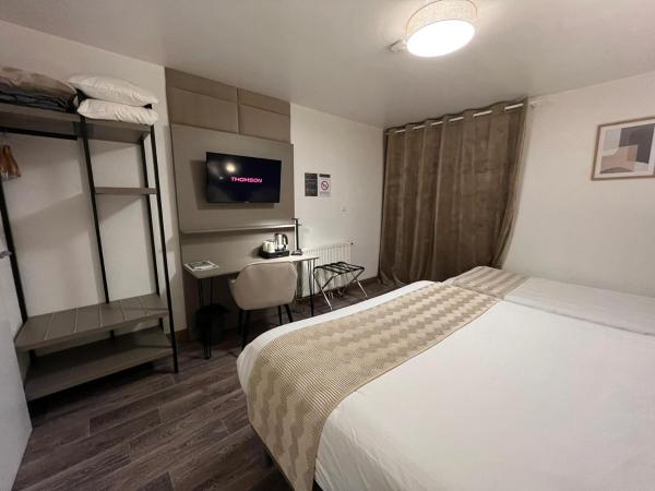 Cit'Hotel Le Cheval Blanc Cognac Centre : photo 7 de la chambre chambre quadruple avec 1 lit double et 2 lits simples