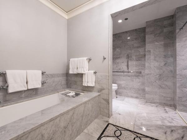 Waldorf Astoria Chicago : photo 6 de la chambre junior suite with fireplace and roll-in shower - mobility access