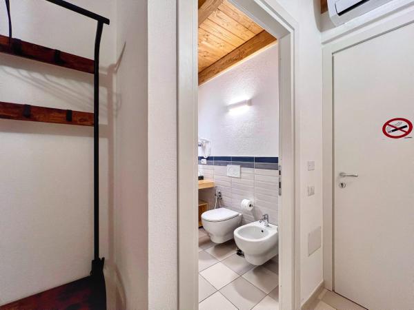 Al Duomo di Cagliari : photo 9 de la chambre chambre double avec salle de bains privative