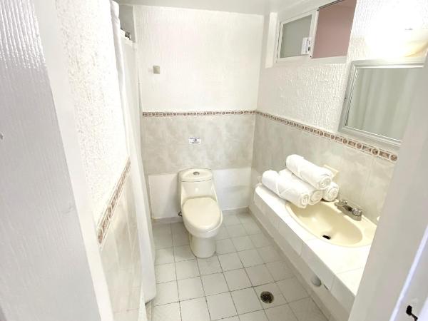 Hotel Qualitel Plus : photo 4 de la chambre chambre avec 2 lits doubles