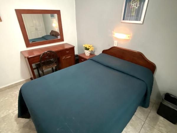 Hotel Qualitel Plus : photo 5 de la chambre chambre lit queen-size