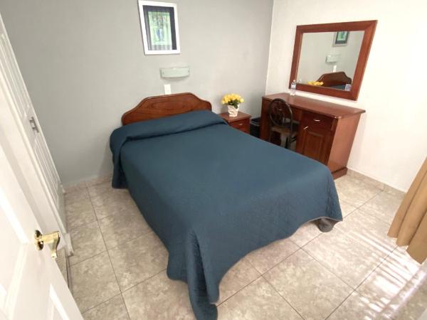 Hotel Qualitel Plus : photo 6 de la chambre chambre lit queen-size