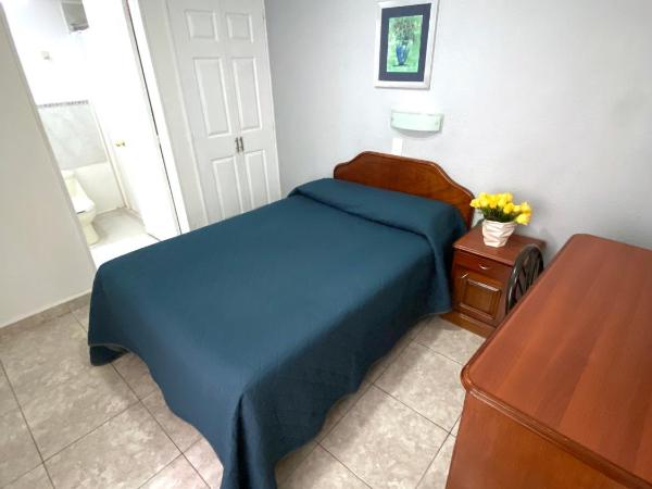 Hotel Qualitel Plus : photo 9 de la chambre chambre lit queen-size