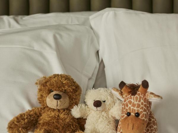 Le Parchamp, a Tribute Portfolio Hotel, Paris Boulogne : photo 2 de la chambre chambre familiale avec 2 lits doubles.