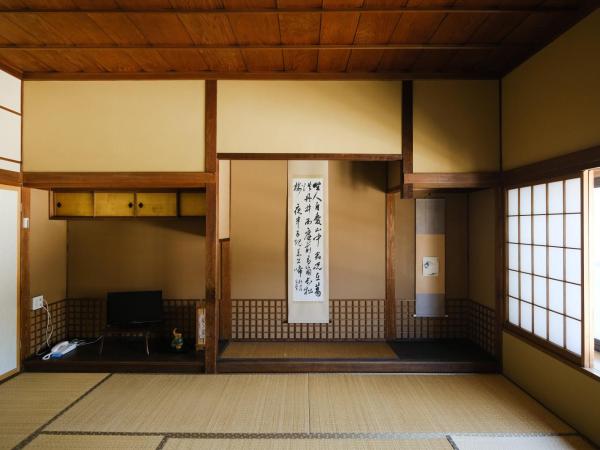 信州善光寺 薬王院 : photo 1 de la chambre chambre quadruple avec salle de bains commune