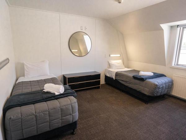 The Brownston Hostel : photo 3 de la chambre chambre triple avec salle de bains privative