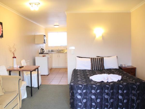 Gateway International Motel : photo 1 de la chambre studio avec baignoire spa