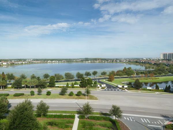 Aloft Orlando Lake Buena Vista : photo 4 de la chambre chambre king avec canapé-lit et vue sur le lac