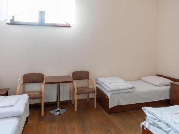 Centrum Edukacyjno-Rozwojowe Wrocław Pawłowice - bezpłatny parking : photo 3 de la chambre chambre triple